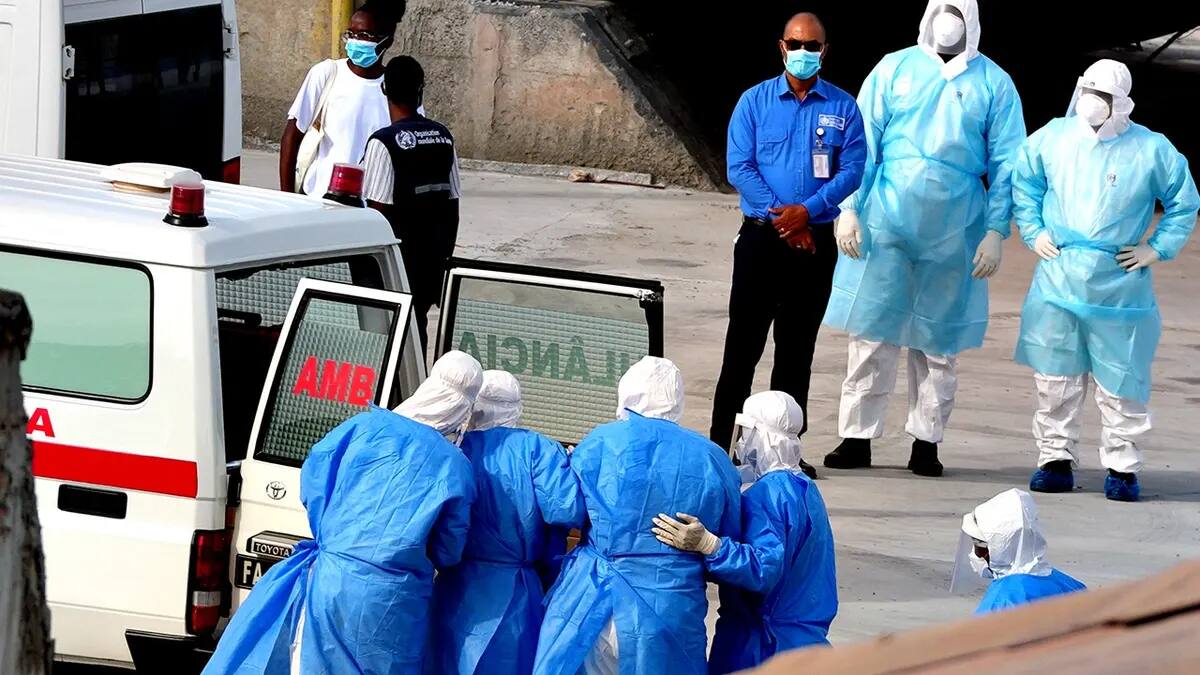 El 6 de mayo de 2026, trabajadores de salud equipados con trajes de protección trasladan a pacientes del crucero MV Hondius hacia una ambulancia en el puerto de Praia, en Cabo Verde. Foto: AP