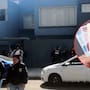 Familia dueña de farmacia fue asesinada dentro de su hogar en Azcapotzalco y se investiga posible cobro de piso tras encontrar a los 4 intengrantes sin vida con una cartulina que decía: “Por no pagar a ‘La Unión’”