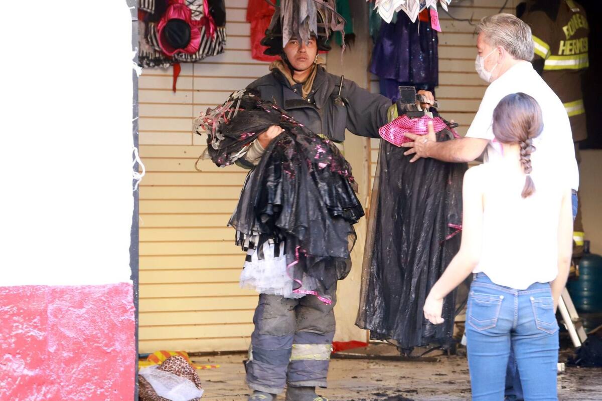 Incendio en centro de Hermosillo calcina varios productos de negocio "La Lagunilla"