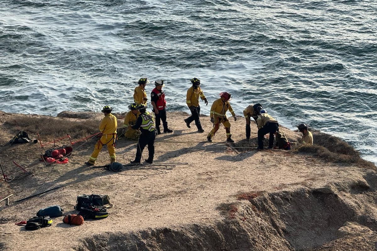 Rescatan a dos personas atrapadas en acantilados de Playas de Tijuana