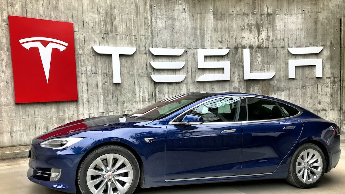 Tesla bajo la lupa en Estados Unidos: Investigan si su sistema de conducción autónoma viola las normas de tránsito