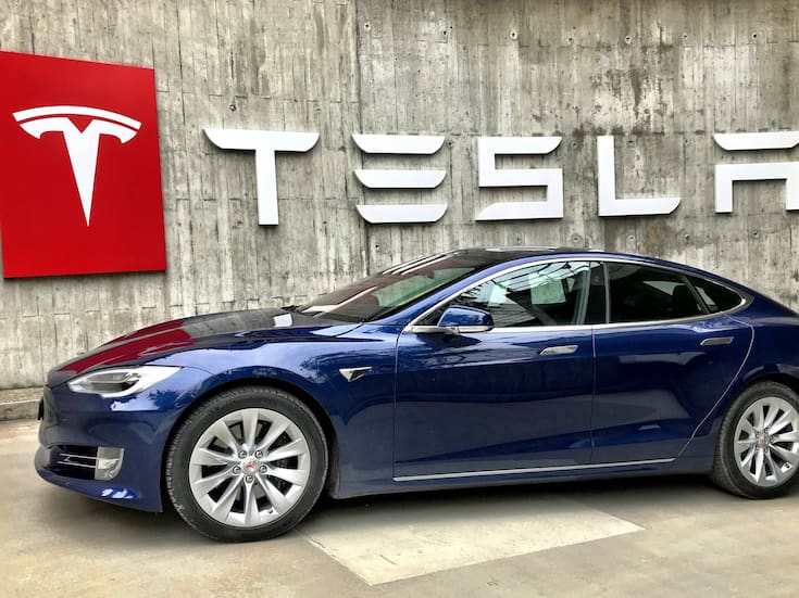 Tesla bajo la lupa en Estados Unidos: Investigan si su sistema de conducción autónoma viola las normas de tránsito