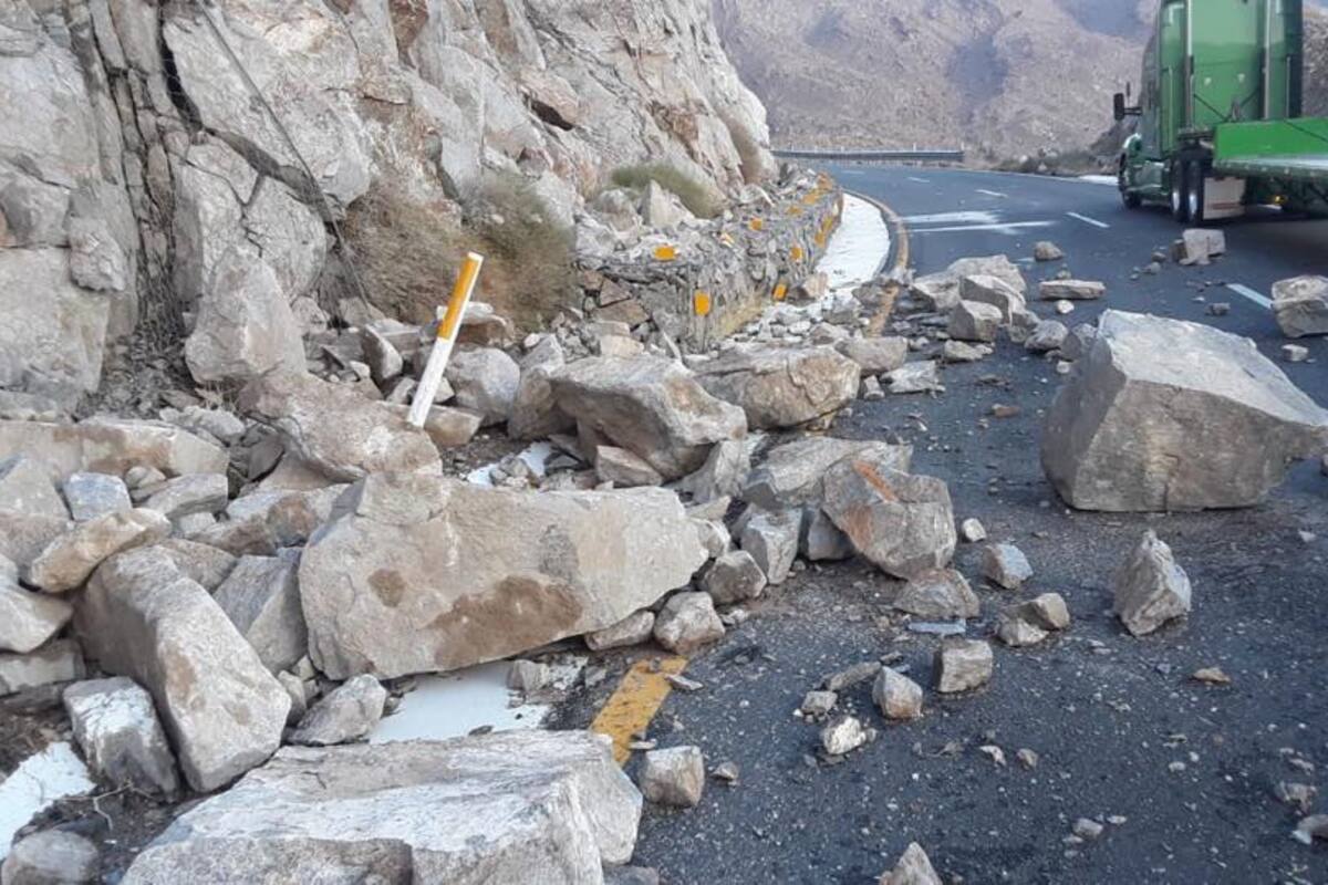 Viaja con ciudado, reportan piedras sobre carretera de La Rumorosa