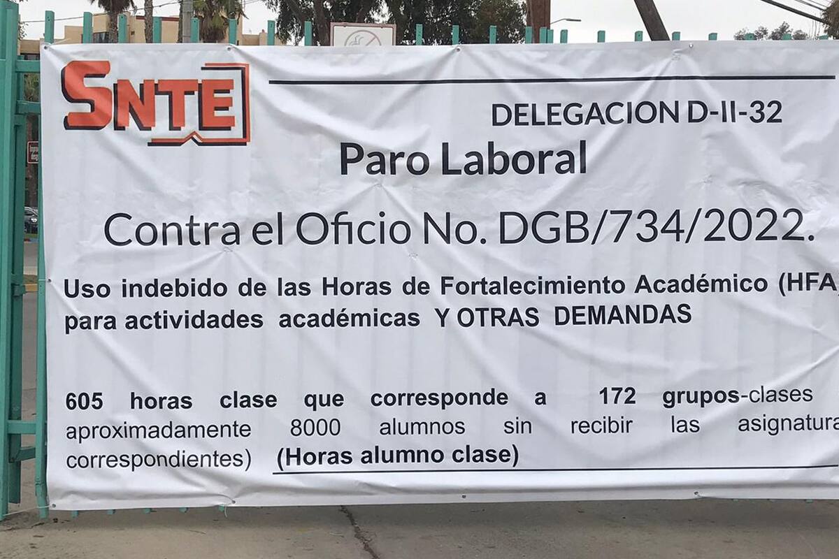 Cumplen cinco días en paro laboral maestros de la 'prepa' Lázaro Cárdenas