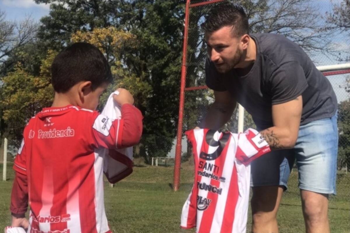 Corren a maestra por burlarse de niño que le va a River