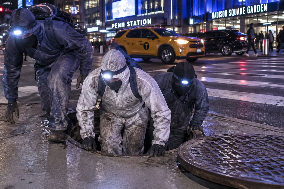 En Nueva York, encuentran a tres personas con overoles y linternas saliendo de las alcantarillas y ahora la policía mantiene abierta la investigación