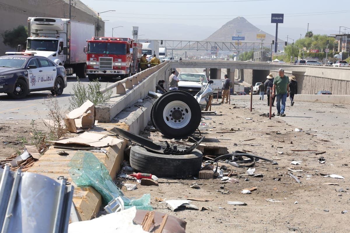 El presunto responsable se habría brincado el camellón central y se impactó contra los carros que se dirigían a Otay. Foto: Sergio Ortiz