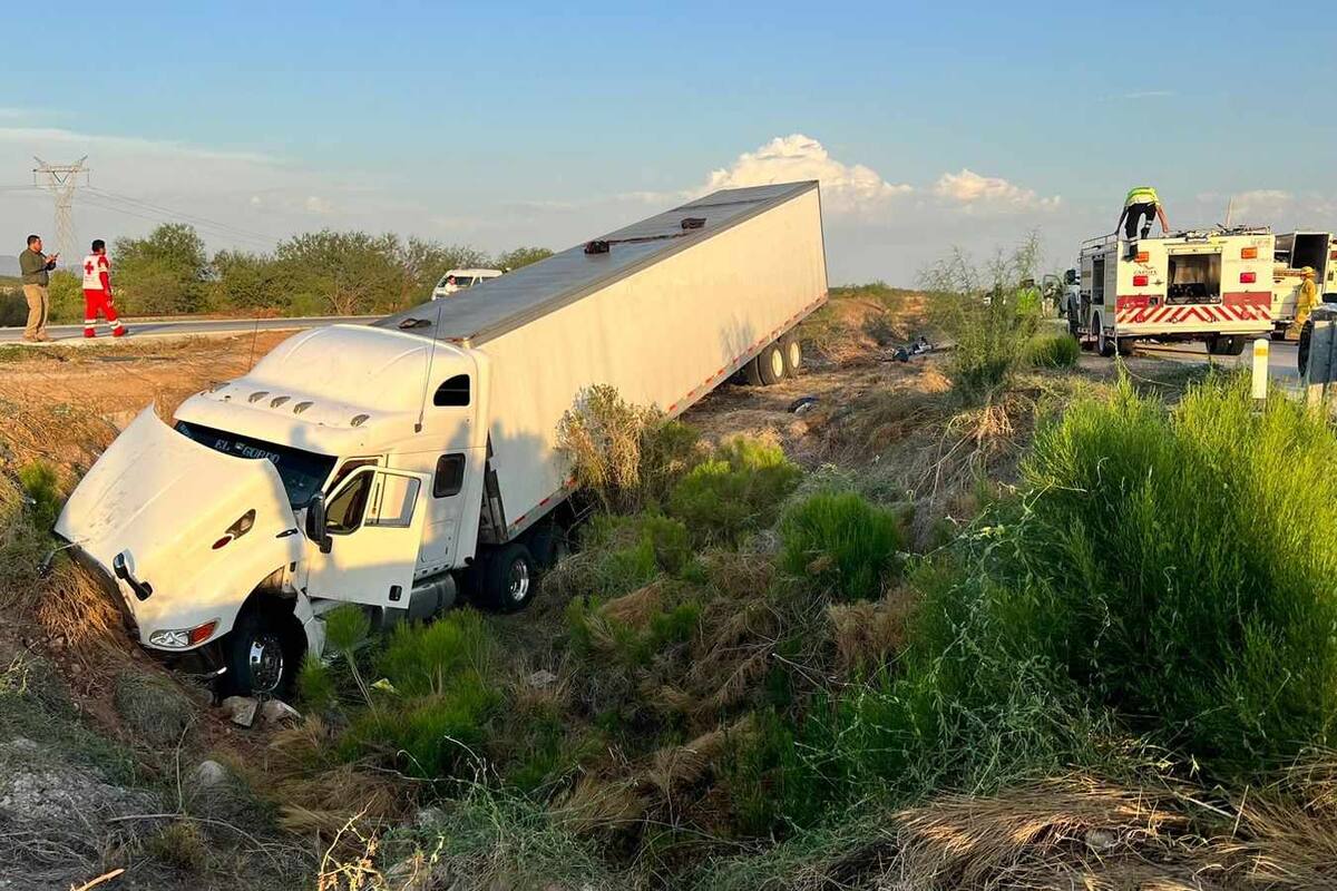 Vuelca tráiler con 135 presuntos indocumentados al Sur de Navojoa
