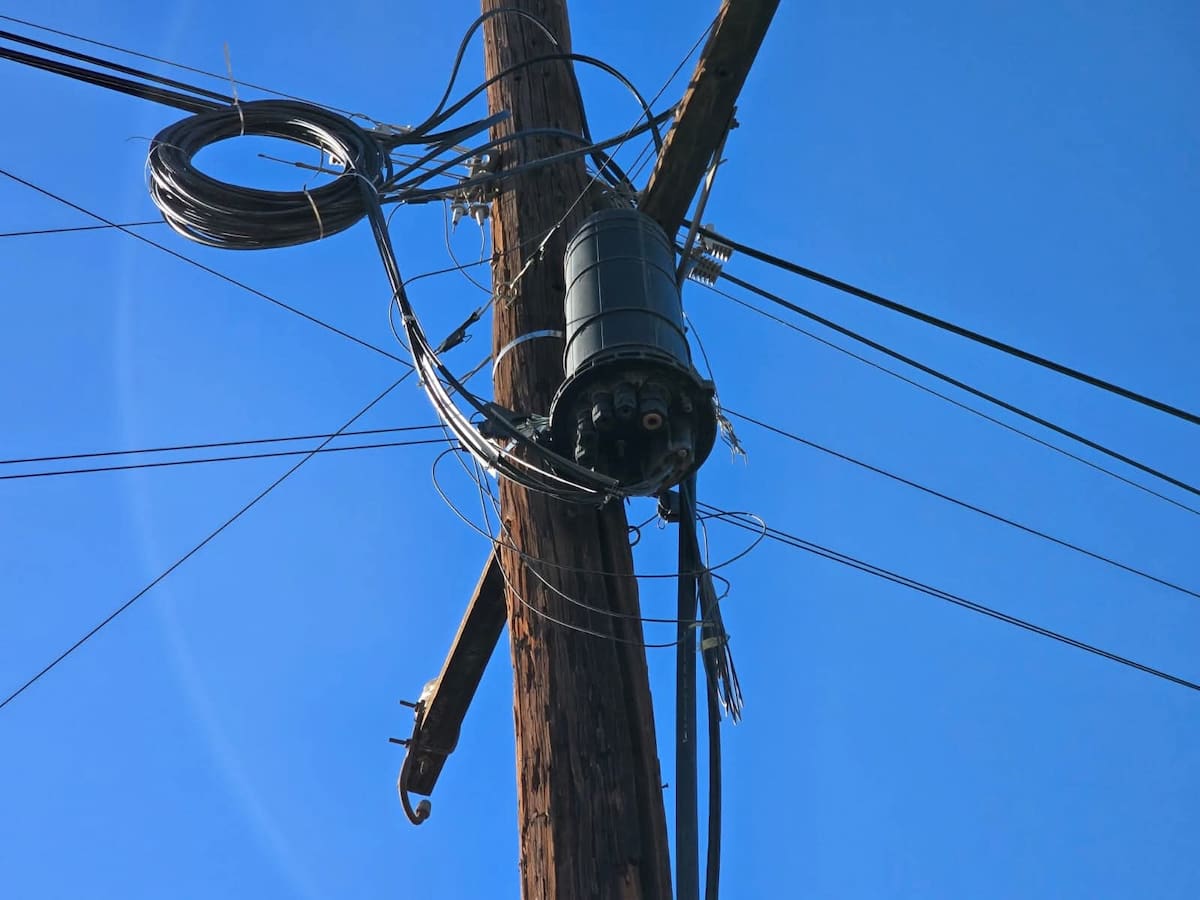 El Ayuntamiento de Mexicali analiza la aplicación de multas a empresas de telecomunicaciones y servicios que mantengan cableado en desuso en la vía pública, con el objetivo de mejorar la imagen urbana y reforzar el cumplimiento de la normativa municipal. Foto: Said Morones
