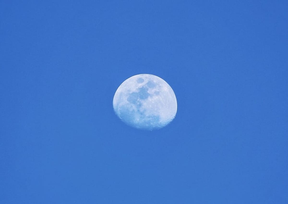 A pocos días de que se registrara la última luna llena de abril, se daje ver durante el día con un 90% de su luminosidad.│Foto: Saúl Martínez