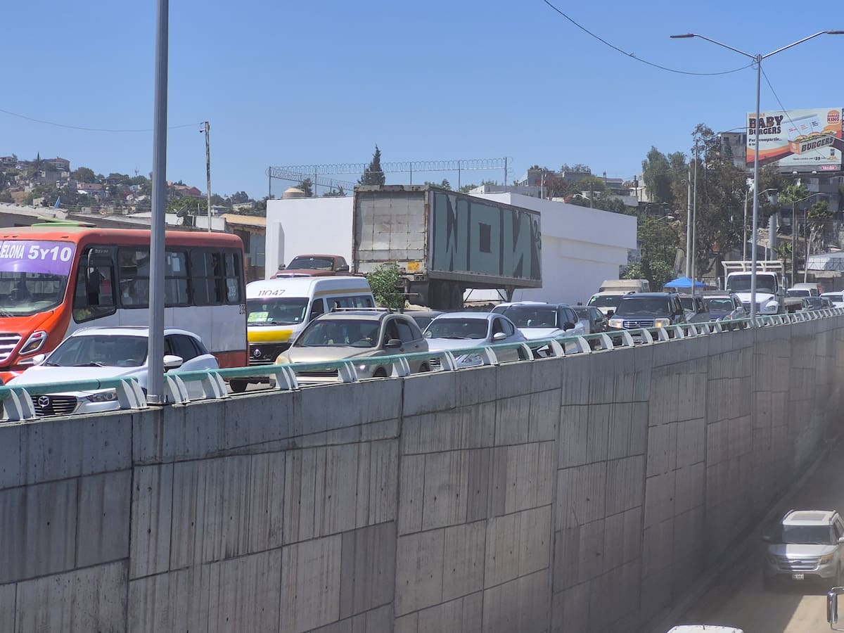 Trabajadores y comerciantes del Libramiento Sur fueron testigos de las primeras maniobras de rescate tras el choque múltiple ocurrido la mañana de este jueves en Tijuana. Foto: Michelle Castillo.