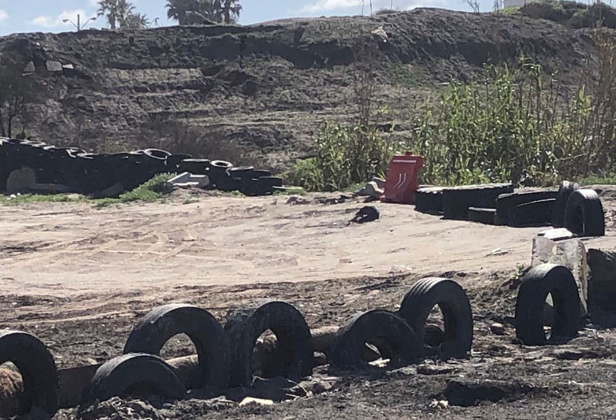 En la Playa El Bebé todavía hay muchas llantas y palizada que se fue acumulando durante las lluvias.