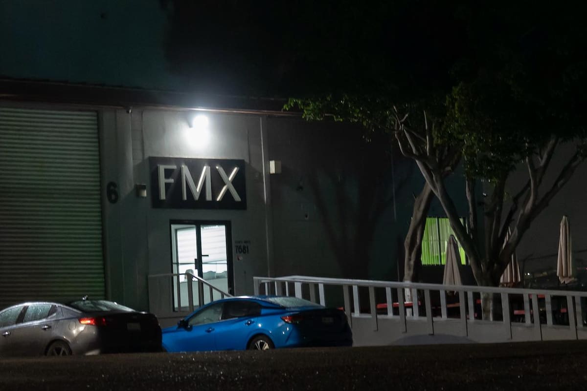 Más de 200 empleados afectados mantienen guardias en el Parque Industrial Pacífico por temor a que retiren maquinaria sin cubrir pagos pendientes. Foto: Border Zoom