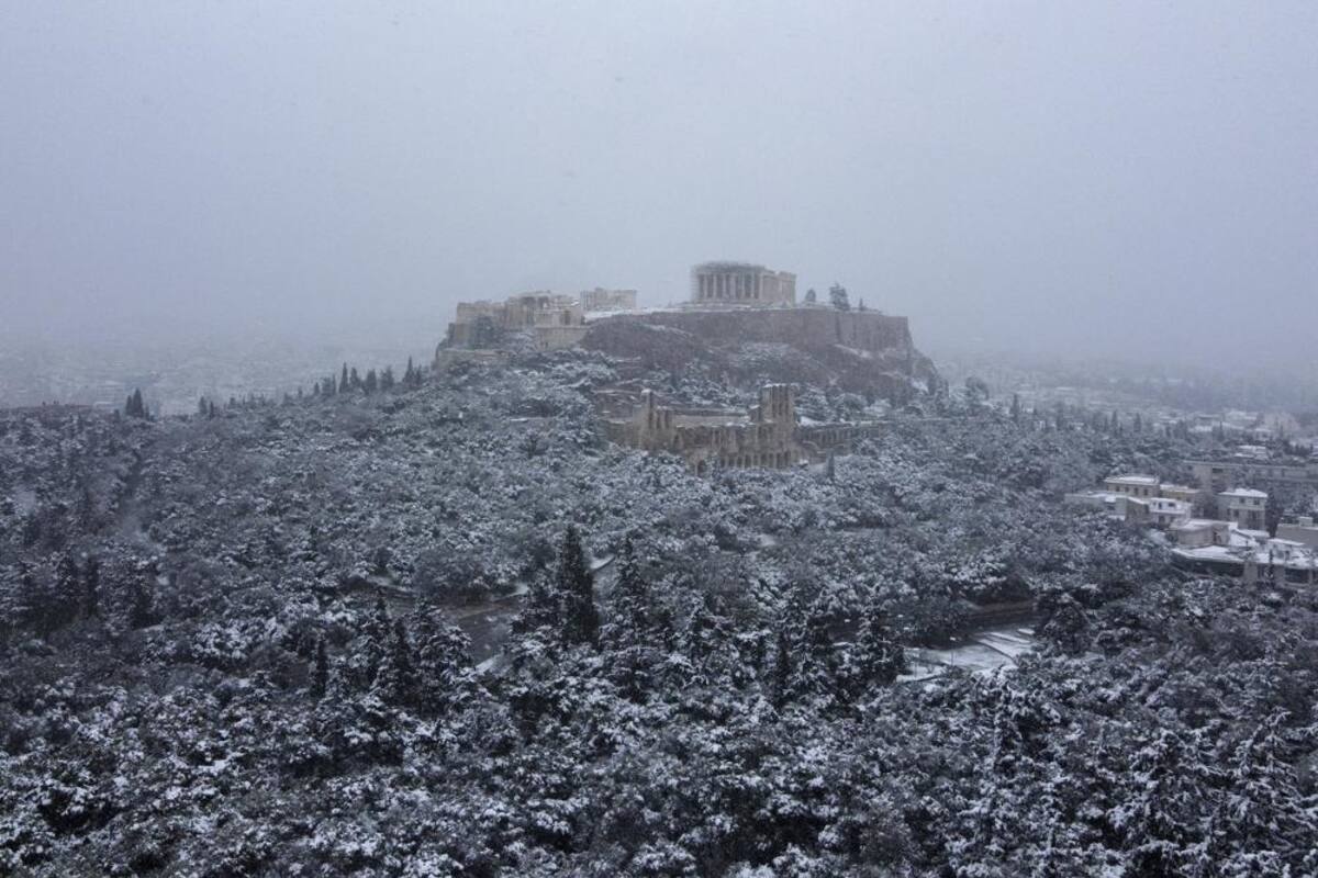 FOTOS y VIDEO: Nevada cubre de blanco el Partenón en Atenas