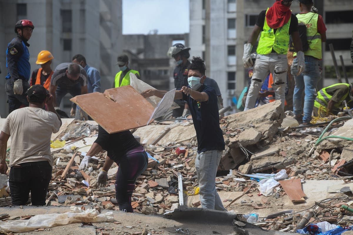 CARACAS, 25 junio, 2026 (Xinhua) Personas remueven escombros de un edificio derrumbado luego de que se registraran dos terremotos, en Caracas, Venezuela, el 25 de junio de 2026. La presidenta encargada de Venezuela, Delcy Rodríguez, informó el jueves de madrugada que el número de muertos a causa de los fuertes terremotos que azotaron el país había ascendido a 164, mientras 971 personas resultaron heridas. (Xinhua/Marcos Salgado) (ms) (ra) (ce)