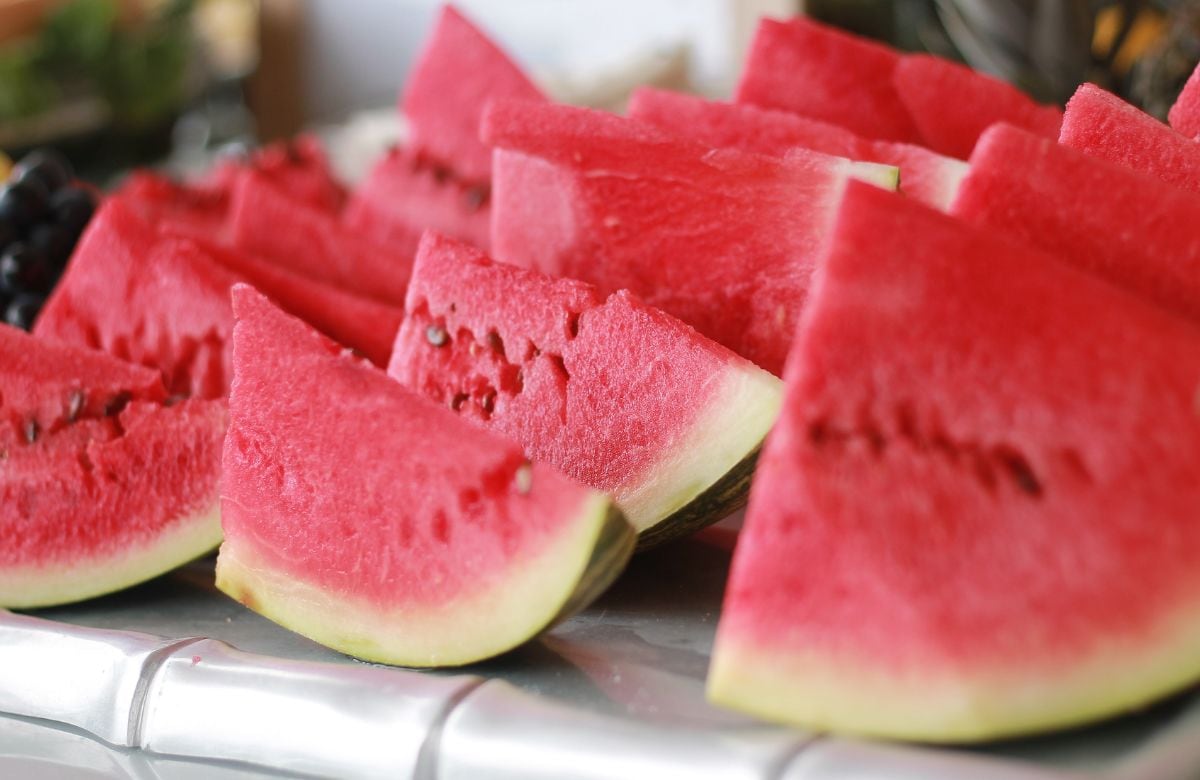 Comer sandía en la noche sí puede afectar a personas con diabetes, problemas digestivos o sueño ligero Foto: Especial (canva)