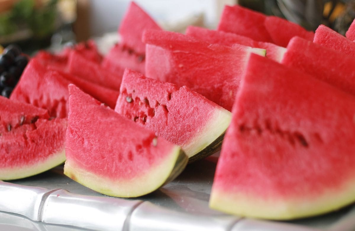 Comer sandía en la noche sí puede afectar a personas con diabetes, problemas digestivos o sueño ligero Foto: Especial (canva)