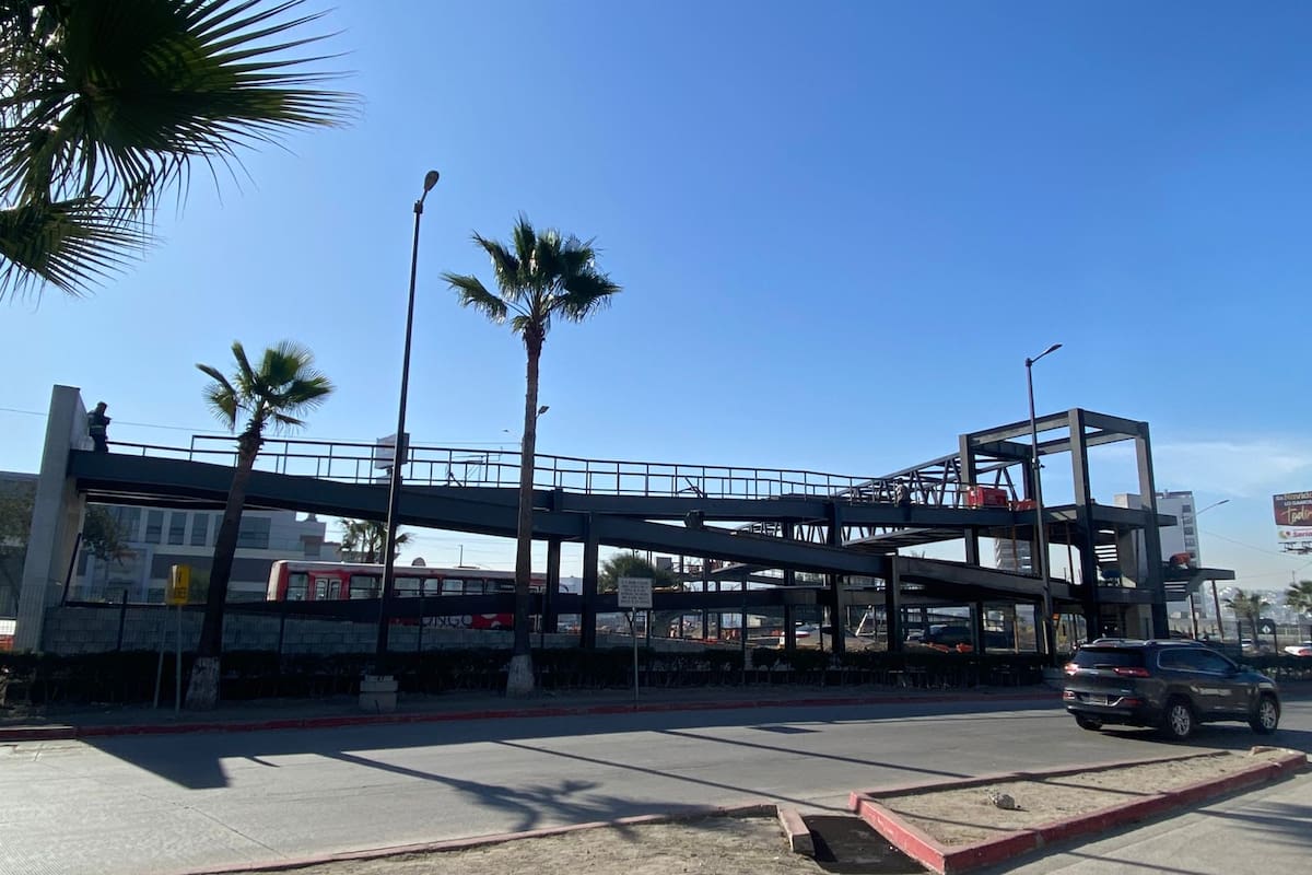 Prevén concluir puente en Macroplaza este mes