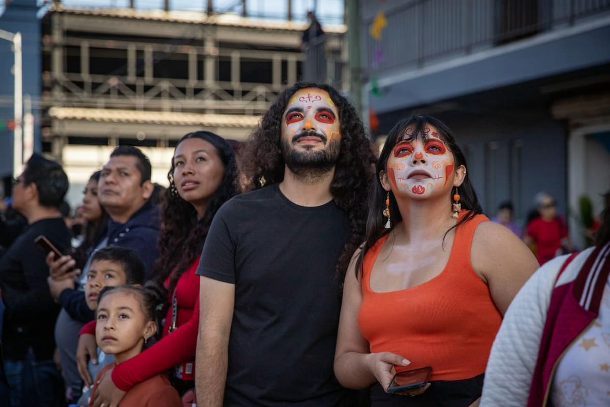 Familias completas, niñas, niños y jóvenes se dieron cita para presenciar el recorrido organizado por comerciantes del Mercado Benito Juárez. Foto: Border Zoom