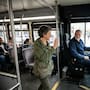 Psicólogos señalan que dar las gracias al conductor del autobús no es solo una muestra de educación, también puede reflejar empatía y consideración por el trabajo de los demás, lo que fortalece las relaciones humanas