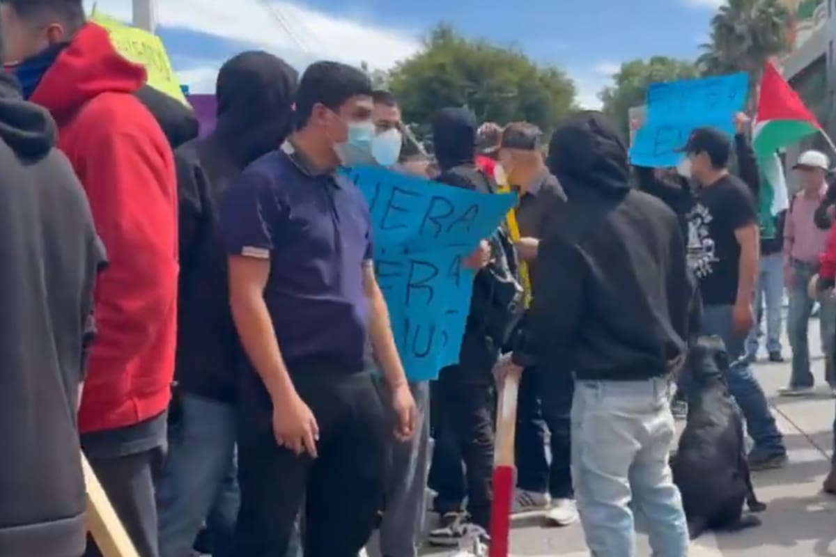 Miles marchan por agua limpia en Guadalajara pese a grupos de choque y llegan a Palacio de Gobierno