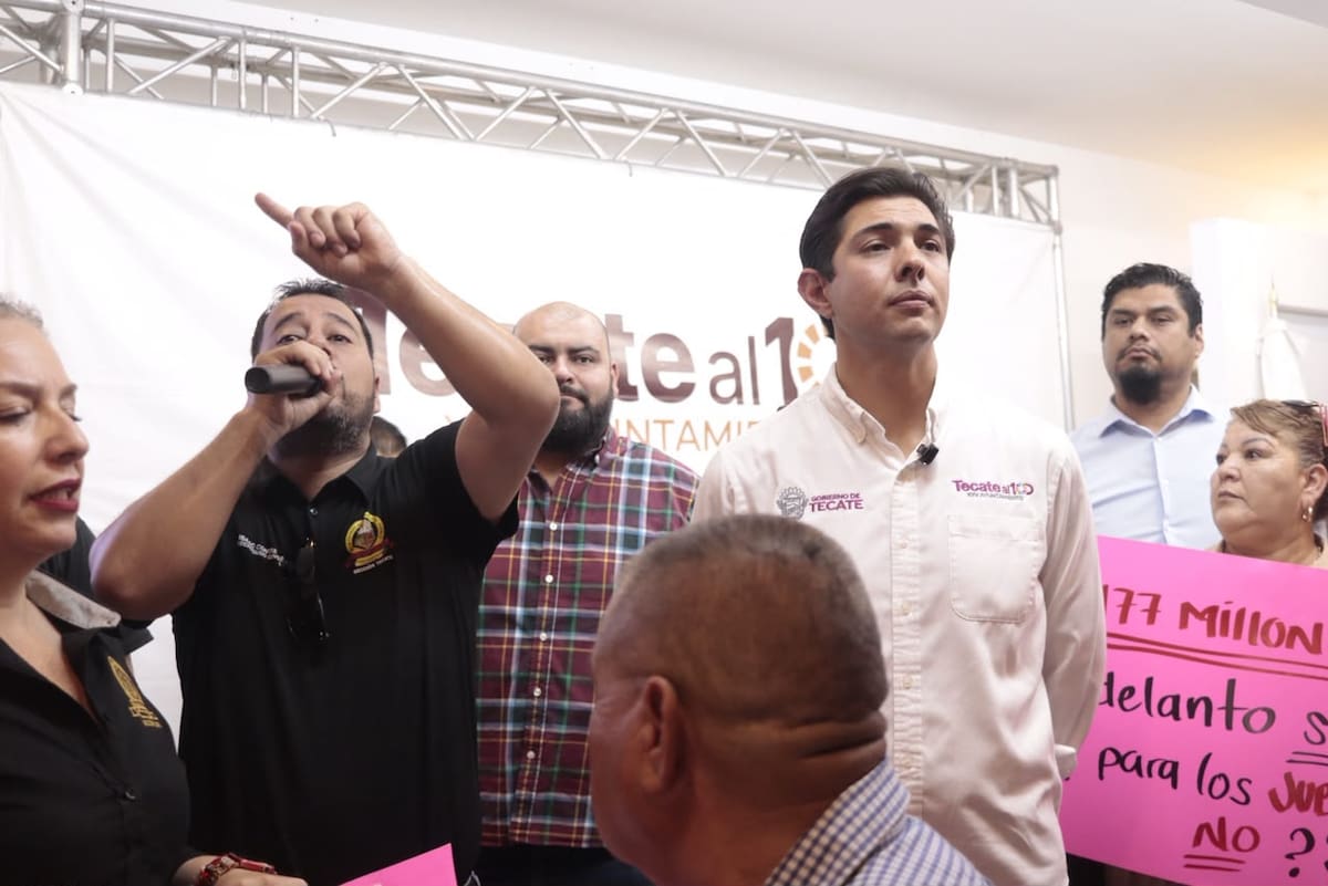 Alrededor de 400 trabajadores sindicalizados suspendieron la conferencia del alcalde de Tecate para demandar mayor avance en jubilaciones y un incremento salarial del 7.2%.
Fotos: Border Zoom.