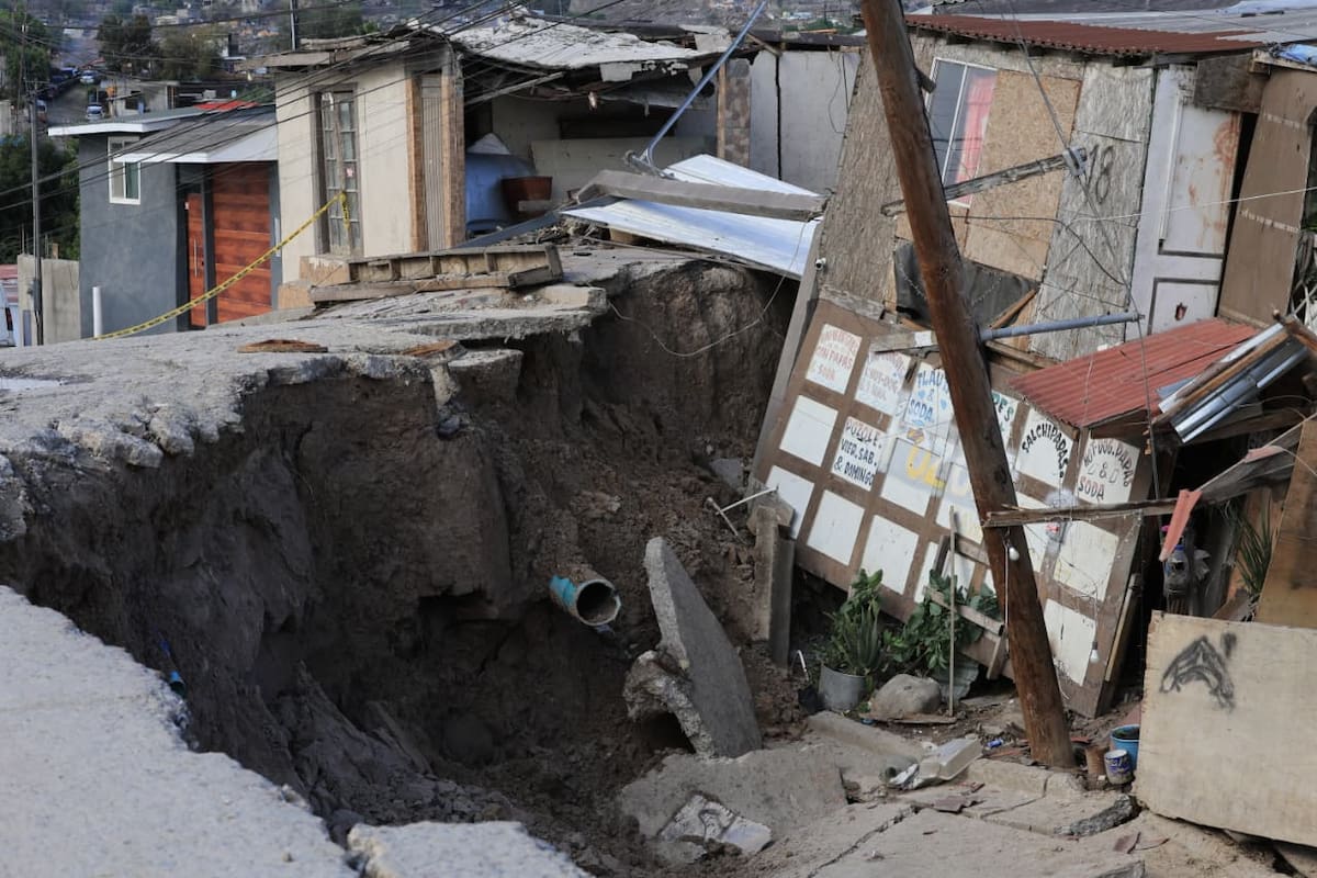 El deslizamiento en la calle Punta Arenas provocó el colapso de viviendas y mantiene en riesgo otros inmuebles de la colonia 3 de Octubre, en Tijuana. Foto: Sergio Ortiz