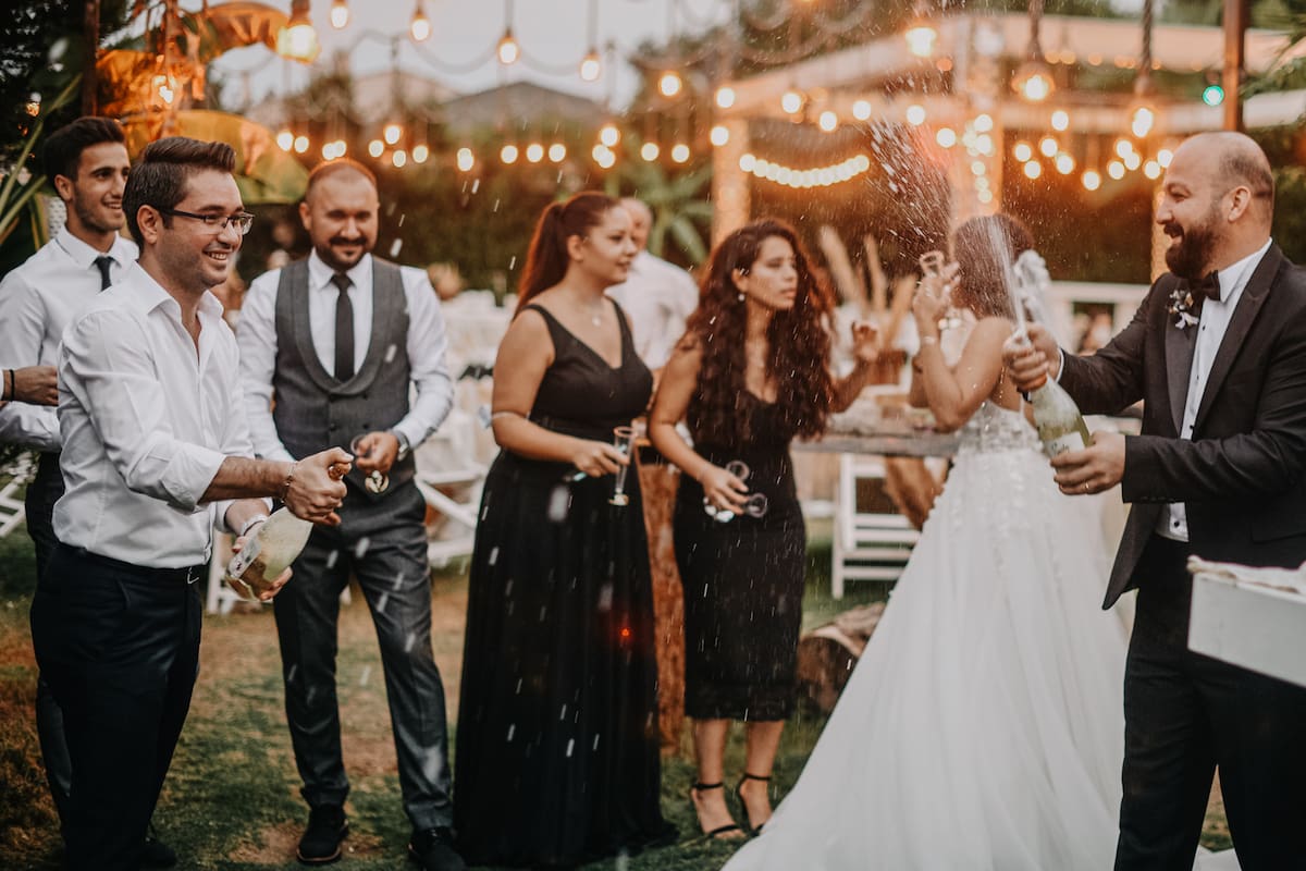 Las reglas básicas de comportamiento como invitado a una boda, según expertos