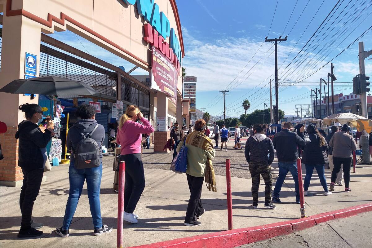 Hacen largas filas en Swap Meet por filtros sanitarios