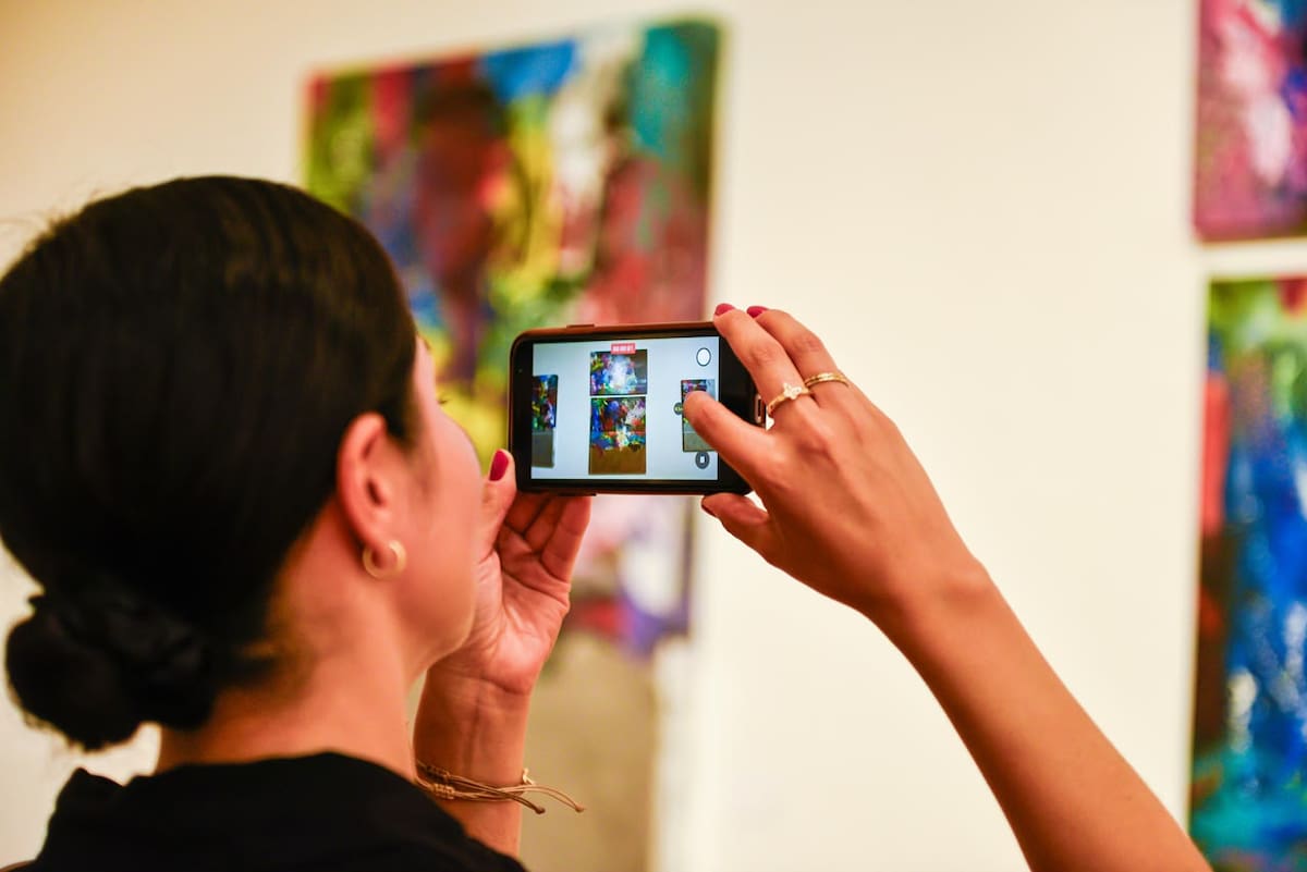 La artista tijuanense inauguró una muestra de pintura abstracta en la Casa de la Cultura, donde invita al público a reflexionar sobre la conexión entre el ser humano, la naturaleza y el cosmos.
Fotos: Border Zoom.
