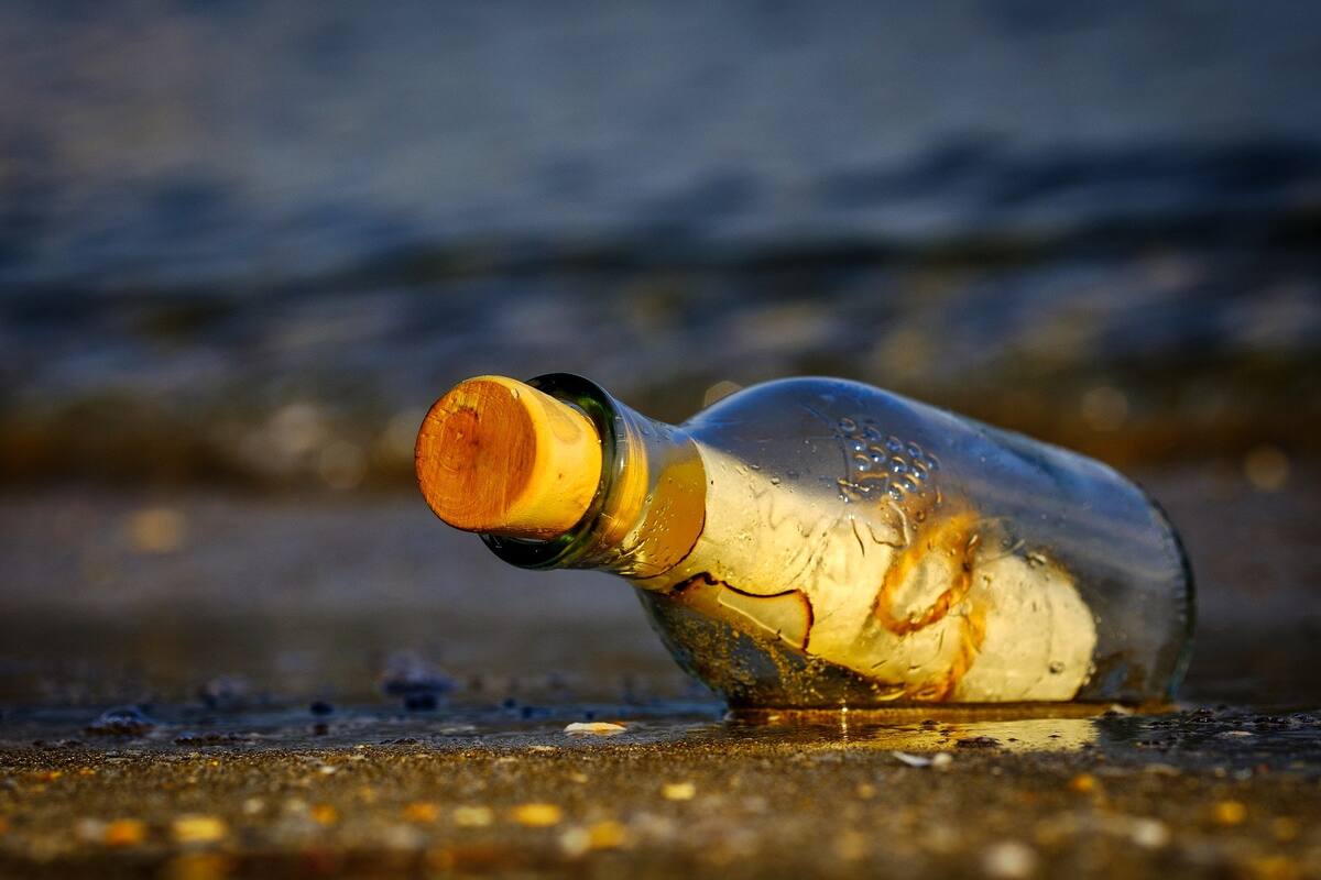 Hallan botella 37 años después de ser lanzada en el mar desde Japón con fines científicos