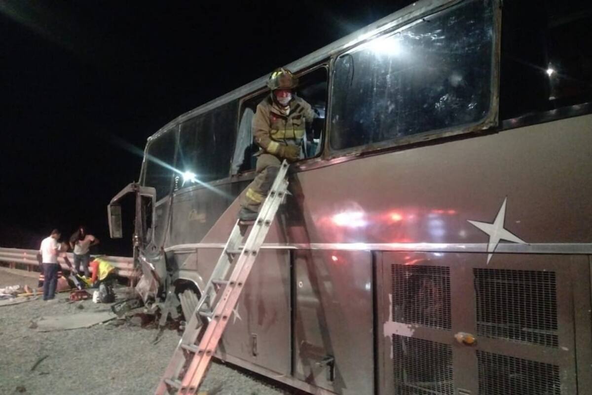 Autobús de pasajeros se queda sin frenos en super carretera Durango-Mazatlán; reportan 43 personas lesionadas