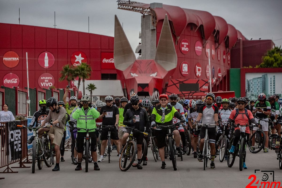 Los primeros 800 ciclistas en llegar a la meta recibirán una medalla conmemorativa, un termo, gel antibacterial, y un pequeño folleto en el que se les invita a respetar las reglas de tránsito a fin de evitar accidentes.