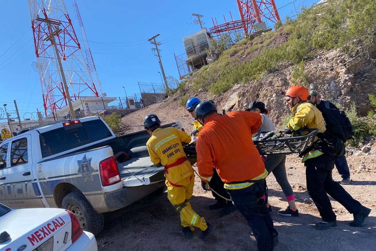 Rescatan a niño tras caer en barranco del Cerro Prieto