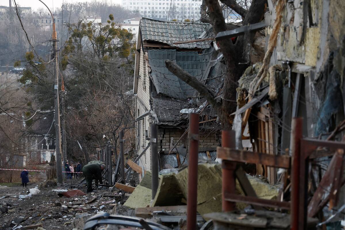 Personas observan los daños después de un ataque con misiles rusos, en medio del ataque de Rusia a Ucrania, en Kiev, Ucrania, el 31 de diciembre de 2022. REUTERS/Valentyn Ogirenko