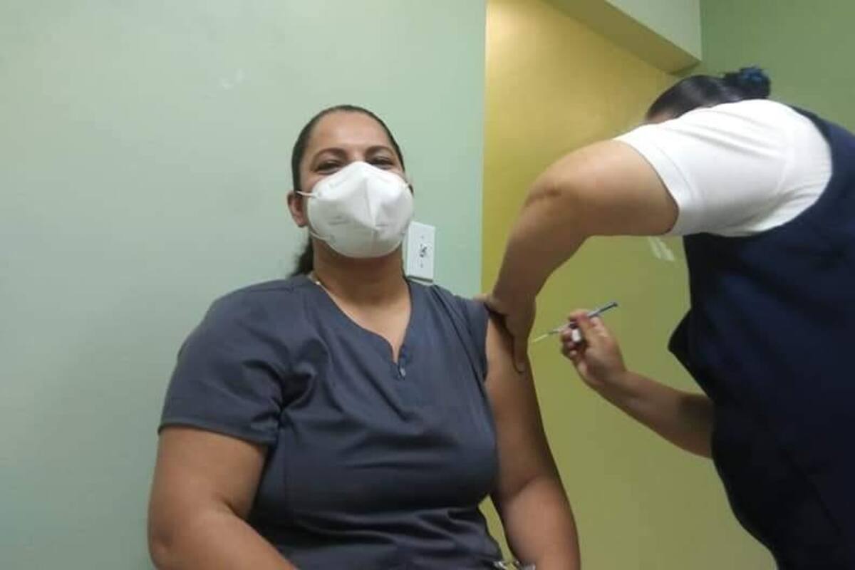 Recibe segunda vacuna contra Covid enfermera que vivió en un auto para proteger a su familia