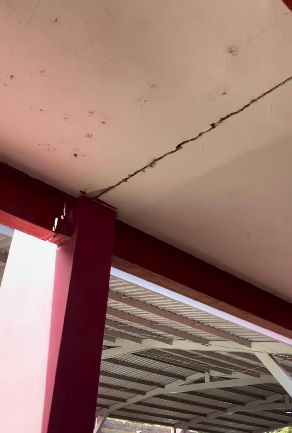 Escuela en Urbi Villa clausurada: Padres preocupados por seguridad de alumnos