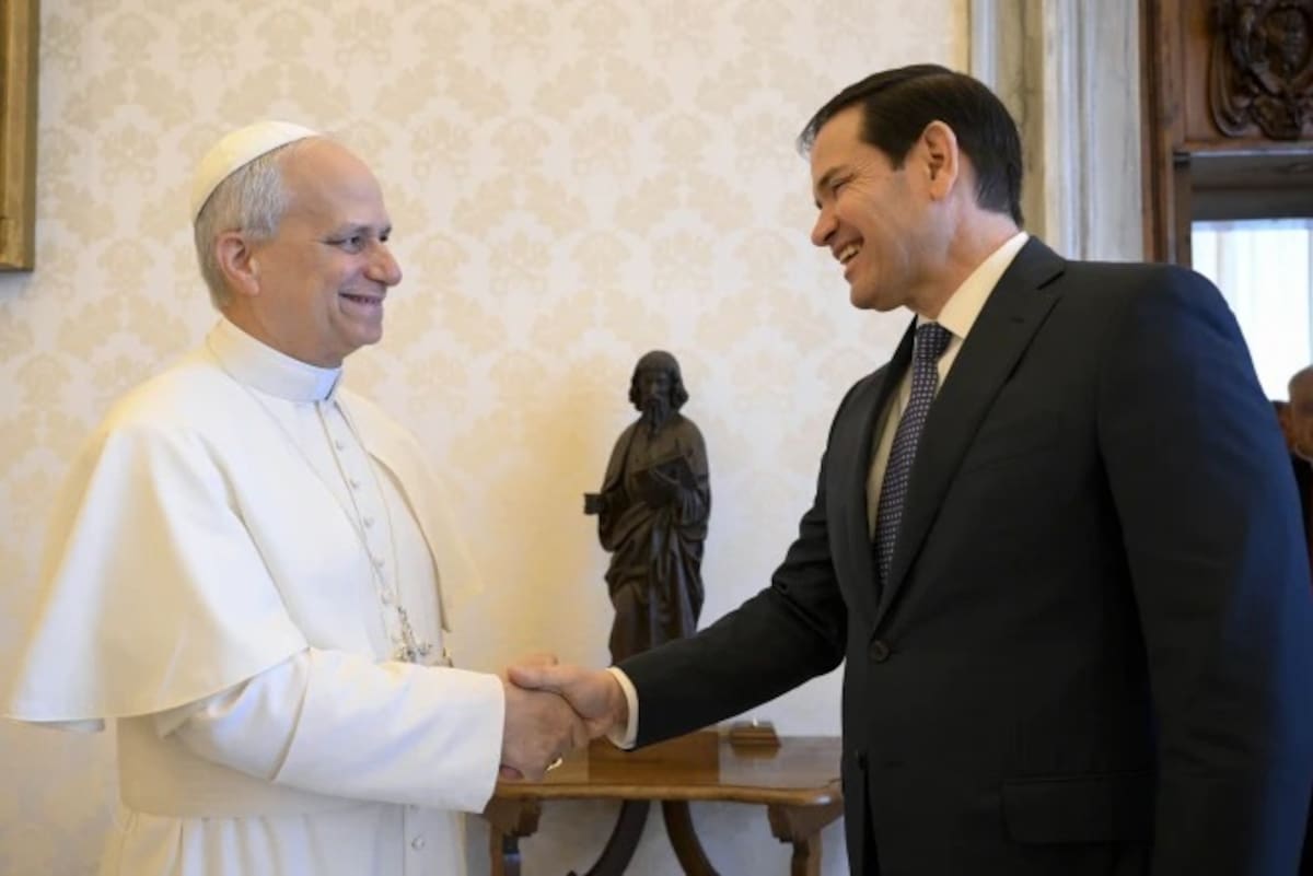 Marco Rubio saluda al Papa León XIV en el Vaticano. | Crédito: Vatican Media