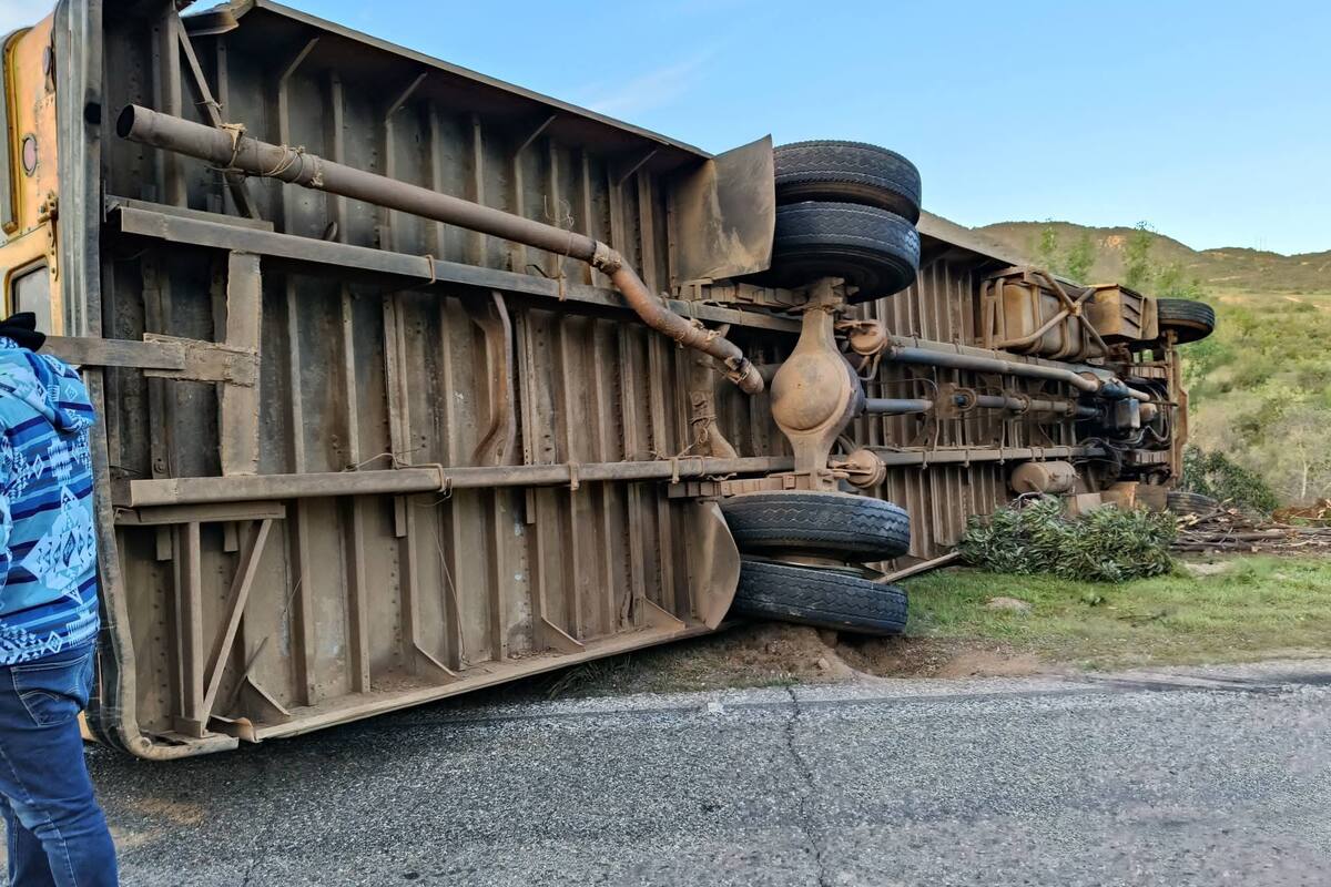 Sufre volcadura camión con 40 jornaleros en San Quintín