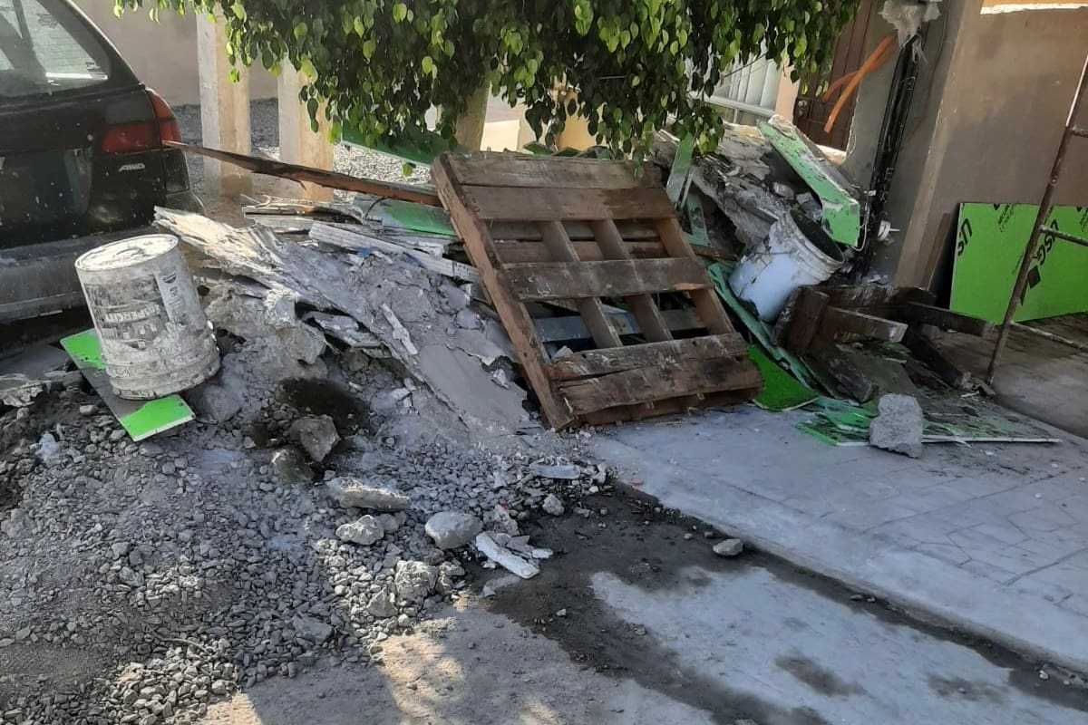 Policía ecológica multa a ciudadanos por obstruir las banquetas