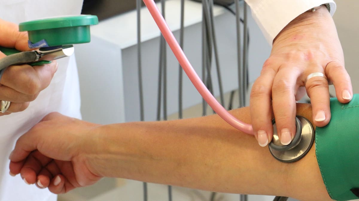 Aumentan los casos de hipertensión en jóvenes por estrés y mala alimentación, advierte especialista
