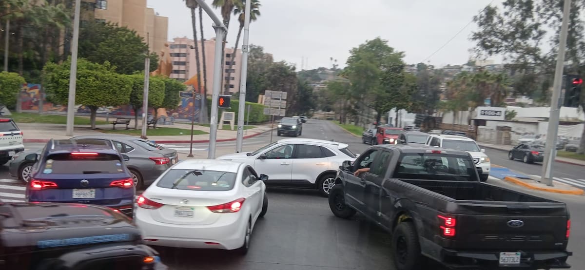 Largas filas hacia la garita de San Ysidro complican el tráfico en Zona Río de Tijuana. Foto: Sergio Ortiz
