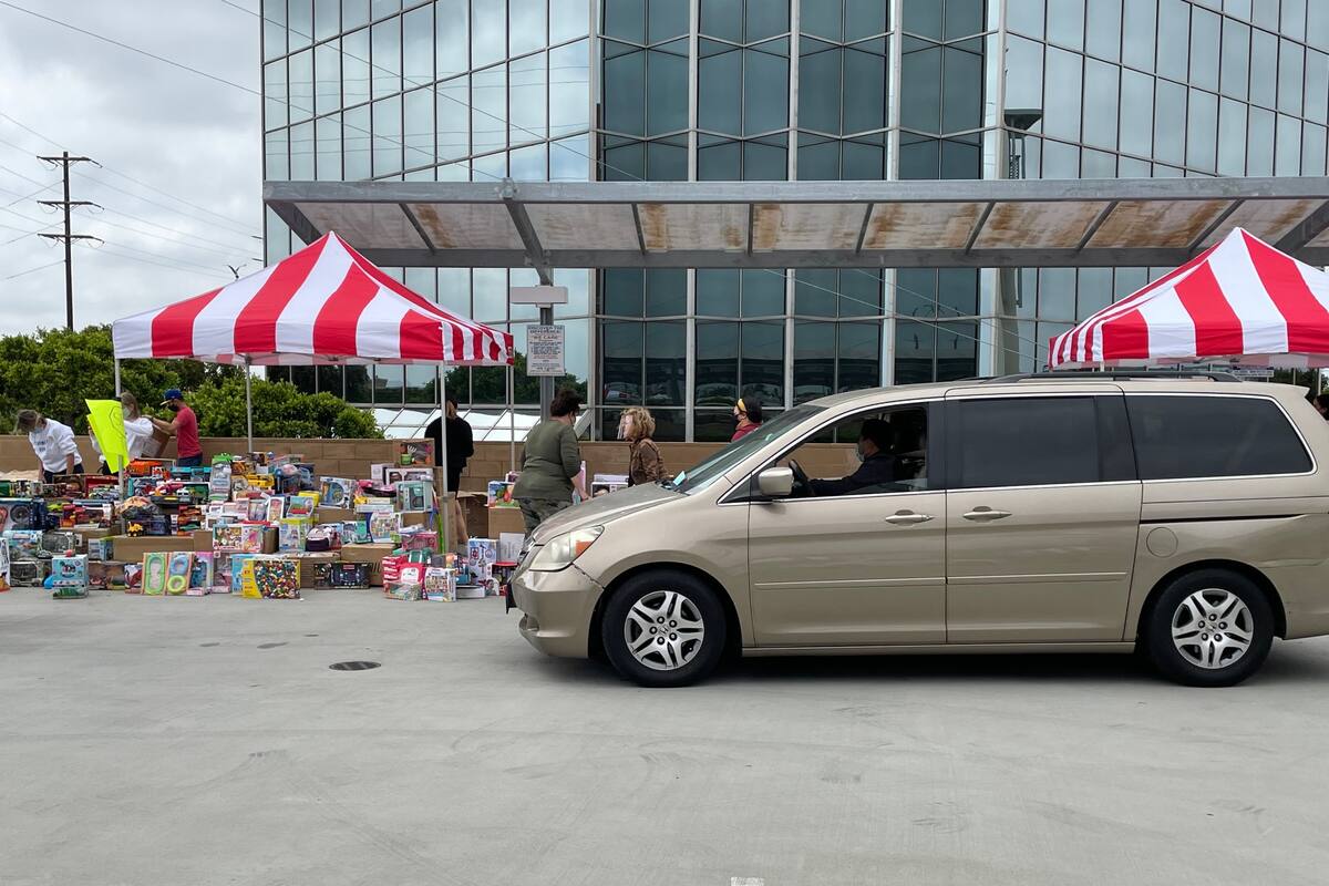 Celebran día del niño vía “drive-thru” en San Diego