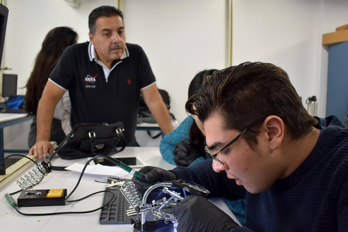 Astronauta José Hernández y estudiantes de Cetys universidad desarrollan satélites para lanzar al espacio