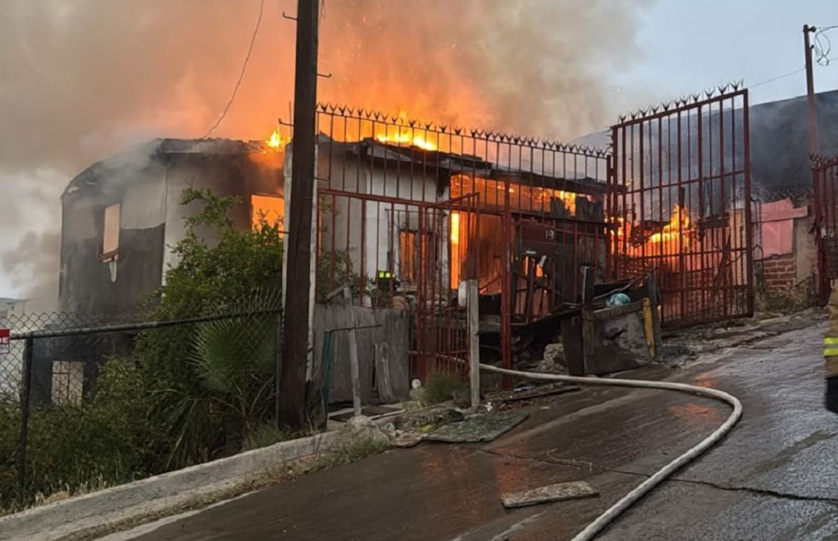 Bomberos Tijuana atendieron dos incendios durante la mañana de este jueves.