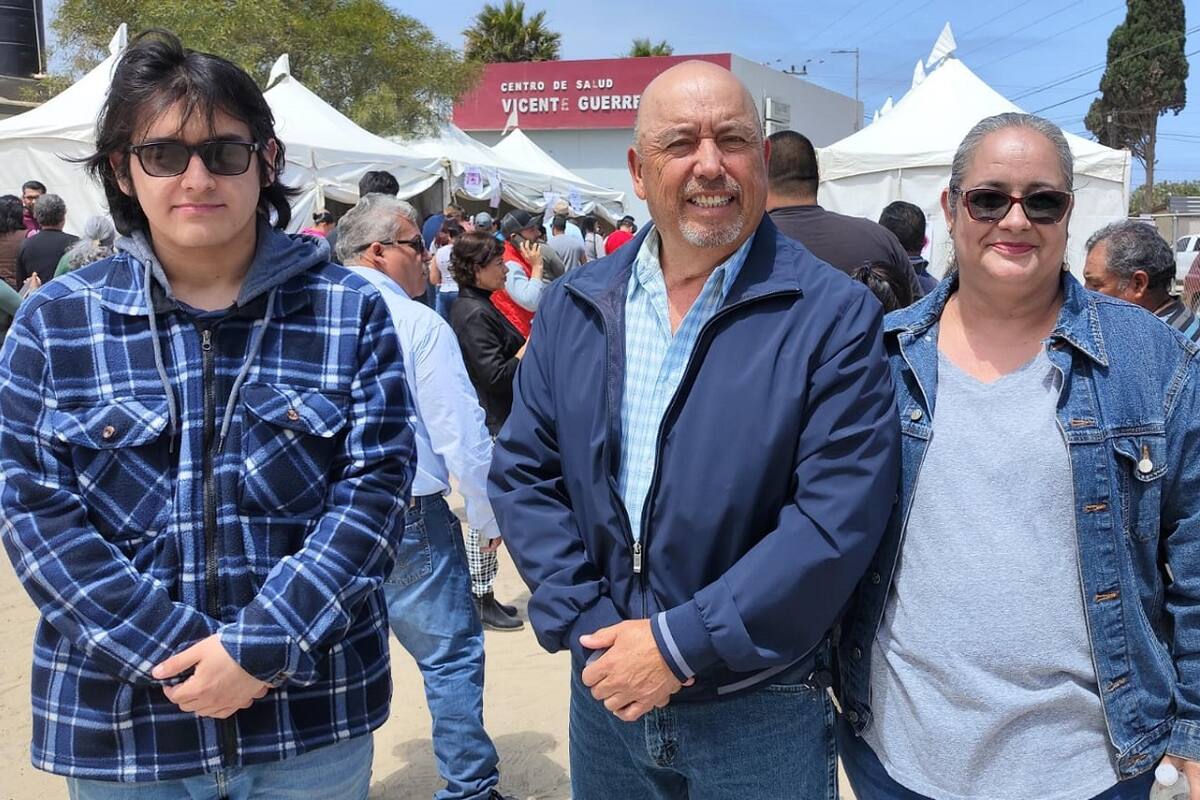 Acude a votar el candidato del PAN a la alcaldía de San Quintín