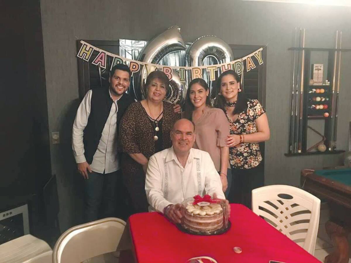 Carlos Vázquez y su esposa e hijos en su festejo de cumpleaños.