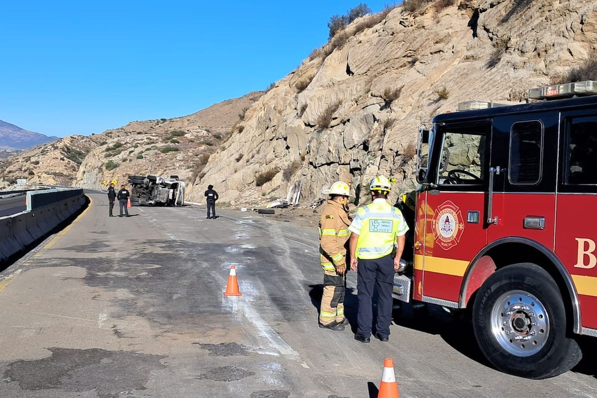 Vuelca pipa de gas en carretera de El Hongo a Tecate