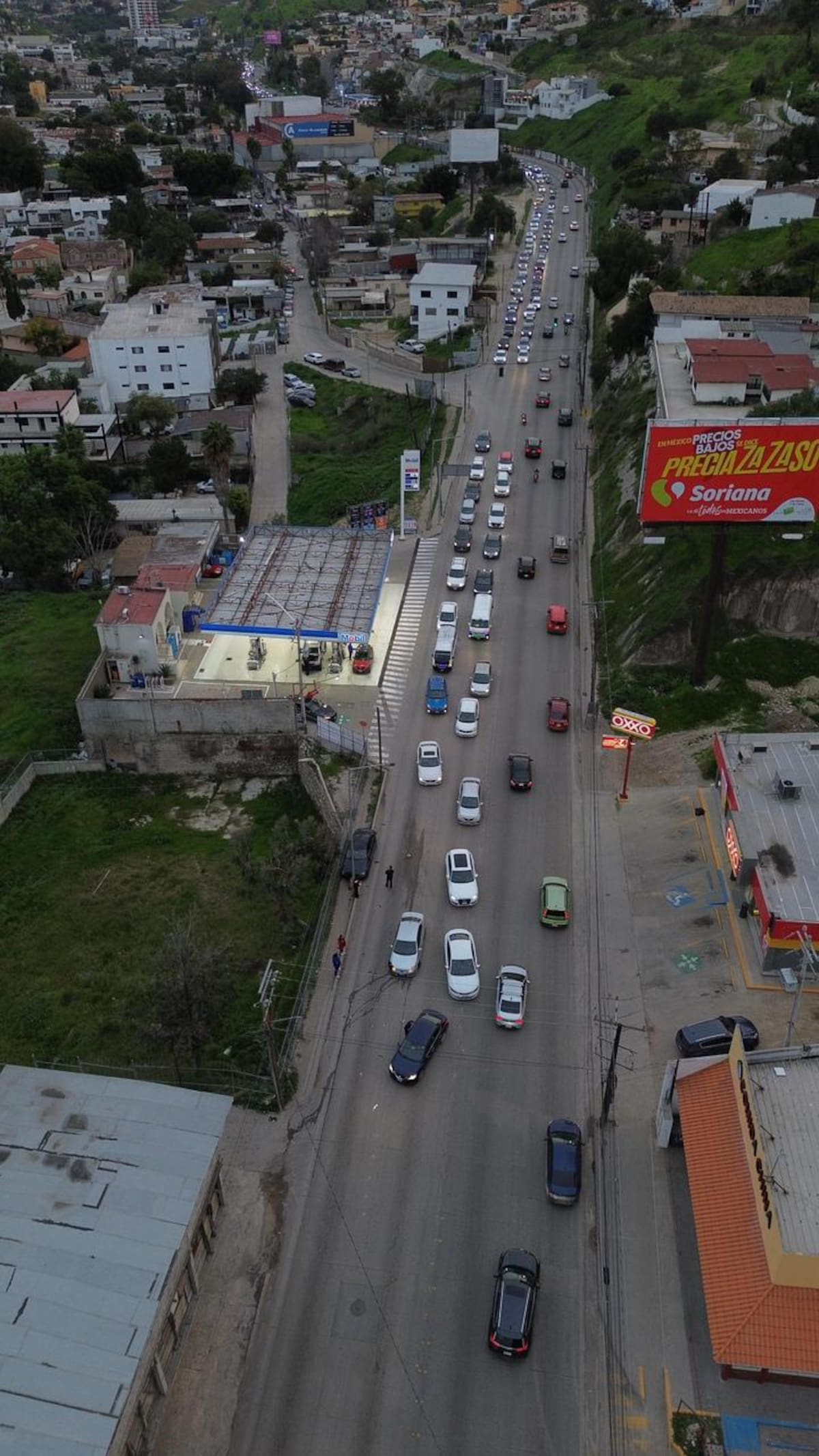 Un percance registrado la tarde de este sábado, a la altura de la colonia Chula Vista, generó congestión vial en el sentido descendente hacia el bulevar Agua Caliente. Foto: Border Zoom