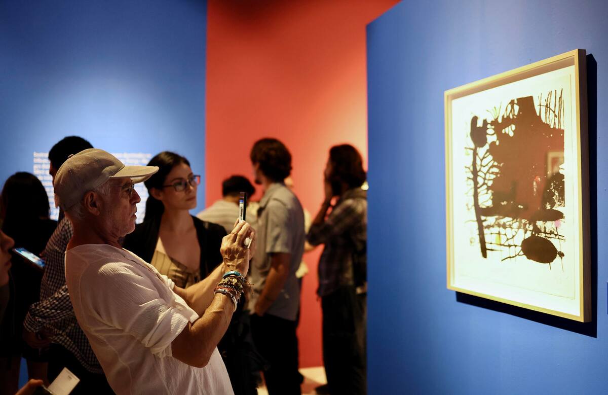 Visitantes inmersos en la intensidad de una pintura expresionista